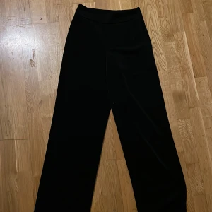 Kostym byxor  - Utsvängda kostymbyxor i storlek 36