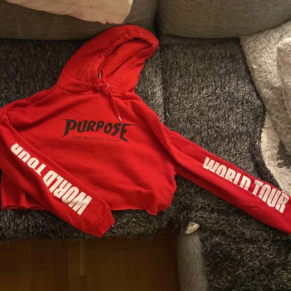 En fin kort röd purpose hoodie från h&m. Hoodies.
