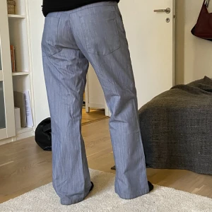 Blåa kostymbyxor - Säljer dessa underbara kostymbyxor. De är i ett lite tjockare material, nästan jeans liknande. Sitter fint och är vida över hela benet. 