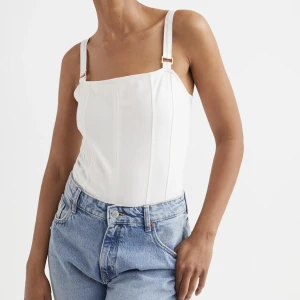 Vit linne/body  - Aldrig använt, den sitter för tight på mig. Färg: vit