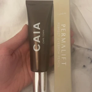 Säljer caia liquid bronzer och en ögonbryns penna  - Säljer caias liquid bronzer i färgen ” cape town ” för att den inte kommer till användning, säljer även en ögonbryns penna som jag fick i julklapp säljer för jag inte använder dem! 💗