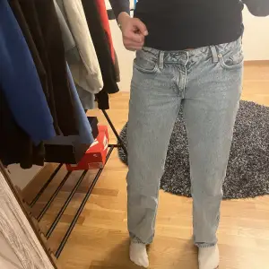 Säljer ny mina as snygga jeans från weekday i modellen arrow eftersom att jag precis köpt ett par liknande jeans . Passar perfekt för mig som är 164. Kan diskuteras ett annat pris.