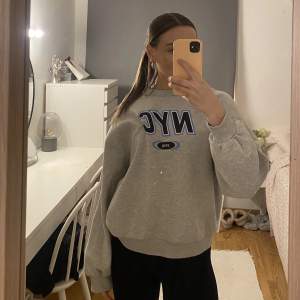 Säljer denna ljusgråa sweatshirt från Gina Tricot med trycket NYC på. Ganska använd och där med lite nopprig, men tror det ska gå att ta bort!  Tröjan är i strlk S🤍 Köparen står för frakten!