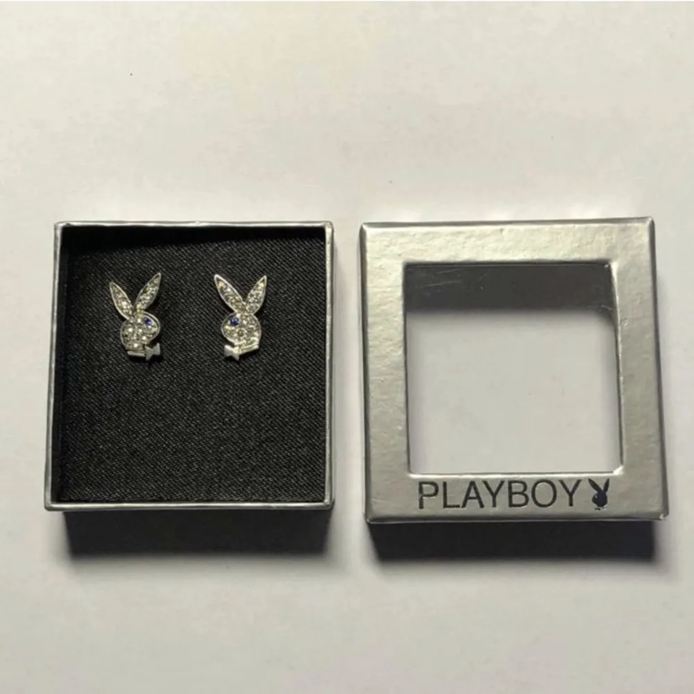 Säljer dessa fina Playboy örhängen, aldrig använt . Accessoarer.