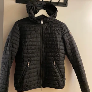 Svart colmar jacka - Säljer min svarta colmar jacka i storlek 36/38. I colmars storlekar där det en ”44” men deras storlekar är ju väldigt små. På bokstaven L så har det gått bort lite längst upp. Annars inga konstigheter. Köparen står för frakten🥰