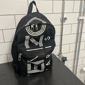 Kenzo ryggsäck - Riktigt snygg kenzo ryggsäck i bra skick. Nypris runt 2k