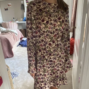 Kort zara klänning - Prislapp kvar, oanvänd💗