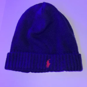 Mössa - Skicket är bra, har bara andvänt mössan ett fåtal gånger. Pris går att förhandlas!