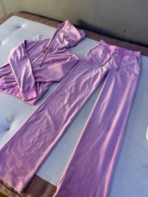 Rosa juicy set  - Jag säljer detta set för att det är för litet för mig, där nere på byxorna så är det lite ”smutsigt” som inte går bort, men det kan gå bort ifall man har något bra medel eller sånt, det är även lite rost på snöret längst ut, kan visa tydligare privat.