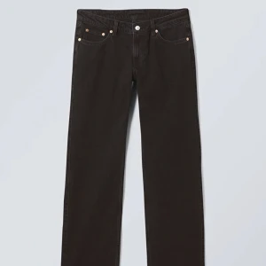 Weekday arrow low straight jeans  - Säljer mina arrow jeans från WEEKDAY i färgen black lux som är slutsålda! Ordinarie pris 590 säljer för 350. För egna bilder kom privat😁