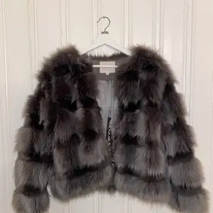 Grå ”randig” fur Coat från Vera & Lucy Strl: S