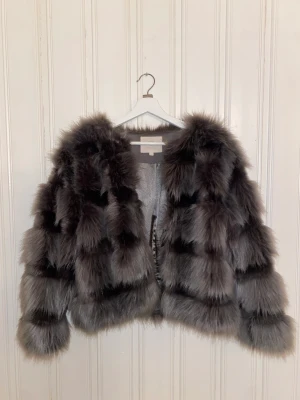 Fur coat  - Grå ”randig” fur Coat från Vera & Lucy Strl: S