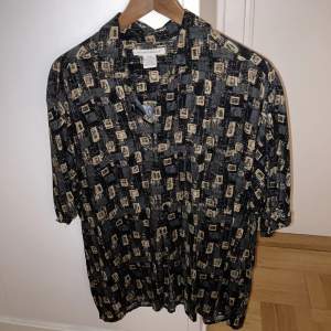 kortärmad skjorta i silke i skön hawaiityp. står medium i men skulle klassa den som en l-xl.