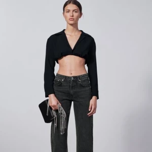 Populära mid Waist zara jeans - Gråa mid waist jean från zara, väldigt bra skick och stl 34.