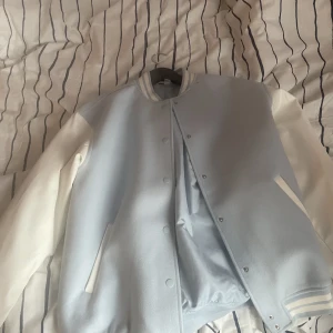 Ny jacka från HM - En fin ljusblå bomber Jacka ish, vet inte riktigt vad man kan kalla modellen Oanvänd!❤️