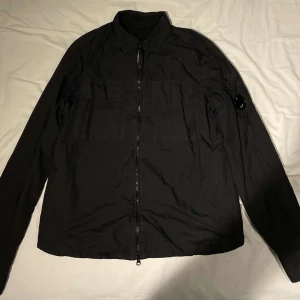 C.P company vår/höst jacka - Jättefin CP company vår/höst men även sena sommar kvällar jacka. Passar de flesta stilarna och är använd endast ett fåtal gånger Skick 9/10 Fraktas/möts upp i Stockholm Nypris:ca 5000kr