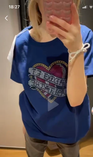 Zadig Voltaire marinblå tshirt  - I topp skick då den knappt är använd!! Köptes för ca 600kr, säljer för 450kr