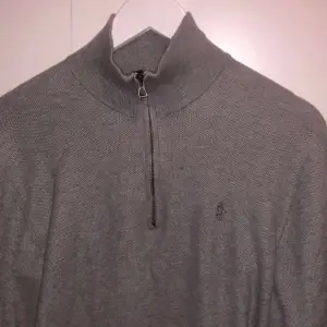 Väldigt fin polo raulphlauren half zip. Sparsamt använd och har inget slitage eller liknande. Säljes för den tyvärr inte används  lika mycket som jag trodde. Skick 8/10 Nypris: 2000ca