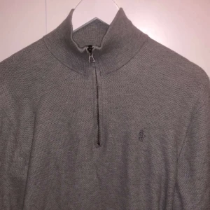 Polo half zip - Väldigt fin polo raulphlauren half zip. Sparsamt använd och har inget slitage eller liknande. Säljes för den tyvärr inte används  lika mycket som jag trodde. Skick 8/10 Nypris: 2000ca