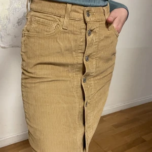 Levis pennkjol  - En ny Levis pennkjol i manchester, storlek 25.