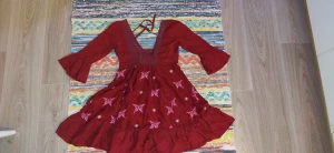 Oddmolly - Nu måste jag säga adjö till denna romantiska röda klänning Ser lika dan ut båda fram och bak förutom att man kan knyta en rosett på baksidan