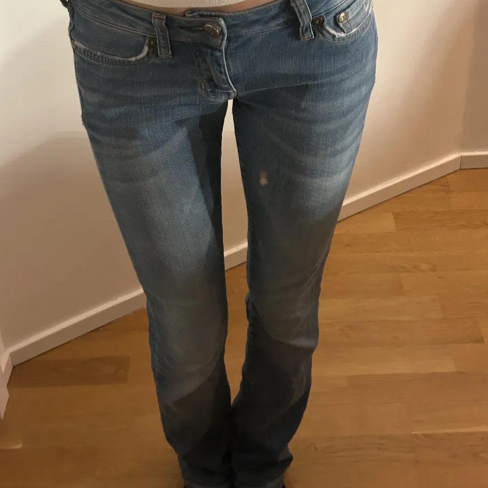 Säljer dessa jätte fina lowrise bootcut jeans. Dom har ett litet hå mellan bena men det syns inte när man har på dom. Jag är 165 och dom passar mig perfekt i längden .men kan också mötas upp, direkt pris är 400. Jeans & Byxor.