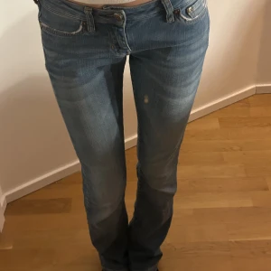 Crocker Lowrise/ lowaist bootcut/ flared jeans  - Säljer dessa jätte fina lowrise bootcut jeans. Dom har ett litet hå mellan bena men det syns inte när man har på dom. Jag är 165 och dom passar mig perfekt i längden .men kan också mötas upp, direkt pris är 400
