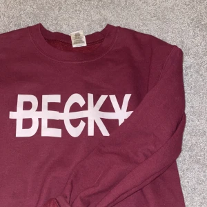 Sweatshirt med tryck - Köpt på plick och i mycket bra skick, bra passform. Säljer då den inte kommit till användning. Köparen står för frakt💜