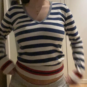 Randig tröja  - Vintage randig tröja med V-neck från Benetton, står ingen storlek men passar som ett S/M, köpt från vintage klädesbutik 300kr