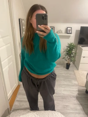 Zara tröja - Grön tröja från Zara! Använd fåtal gånger. I nyskick. Säljs i befintligt skick och köparen står för frakten. 