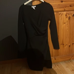 Svart klänning  - Svart klänning från Nelly i storlek XS. Fint skick