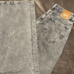 Bikbok jeans  - Jätte snygga jeans från bikbok. Säljer pga att dom e för små och för långa på mig som är ca 167 cm. Köpta för ca 599kr💓