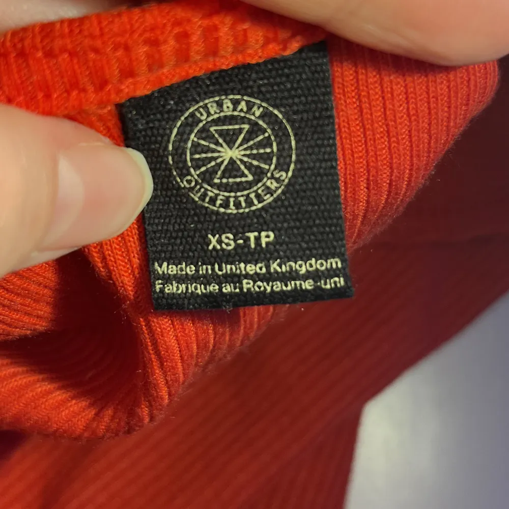 Urband outfitters tröja i storlek xs❤️ säljer för att den tyvär har blivit för liten🫶🏻 köpte på plick för 100kr och säljer nu för 70kr+frakt❤️ möter ej upp🫶🏻 skriv privat för flera bilder❤️ super fin!. Tröjor & Koftor.
