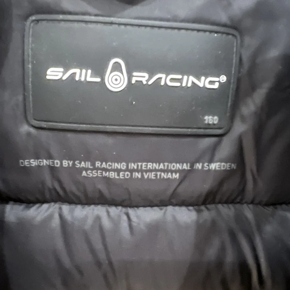 Säljer denna Sail Racing jacka i färgen svart. Nypris    2 200 kr och den är i storlek 160, köparen står för frakten. Jackor.