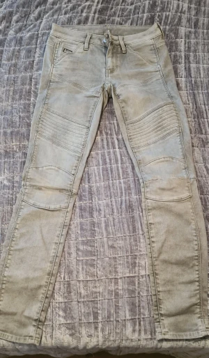 G-star - G-star bikermodell. Ljusgrå. Använda 1 gång. Storlek 27 i midja och 30 på längden. Kostade 1699 i butik.
