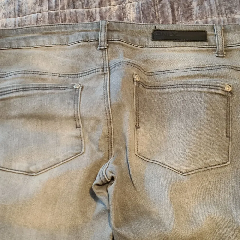 3 par jeans från Vero Moda. Storlek medium. 100 kr styck eller 200 för alla 3.. Farkut & Housut.
