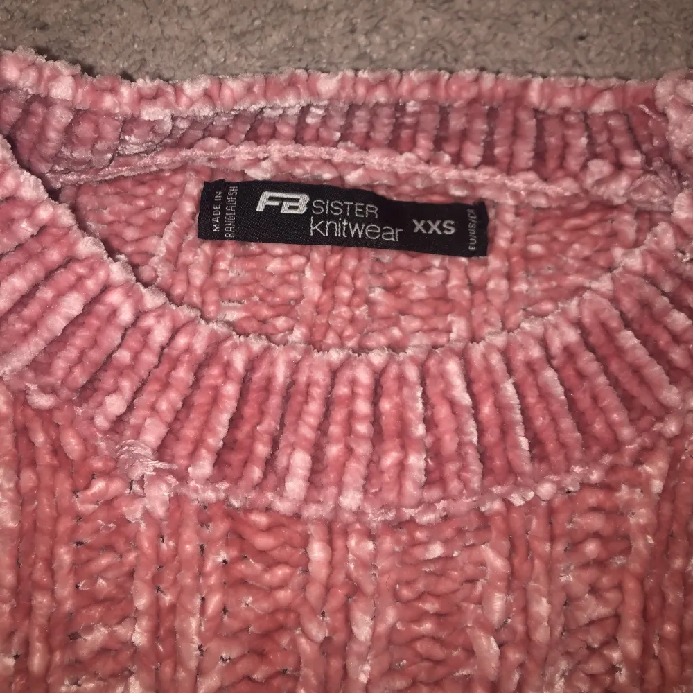 Säljer denna ljusrosa stickade tröjan ifrån FBsister (knitwear)  som är i nyskick! Tröjan är i XXS. Kontakta mig privat om ni har fler frågor eller vill ha fler bilder etc.💗. Hoodies.