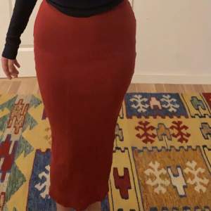 röd zara kjol som går ner till fötterna💖 köpt i barcelona för 300kr💗