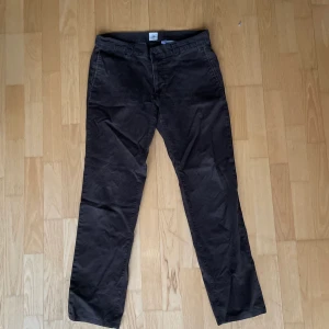 Mörkbruna Boomerang chinos  - Säljer ett par chinos som är köpta här på Plick. De är jätte fina och as coola, men dom var för stora för mig. De är gjorda av 98% bomull. De ser svarta ut men är mörkbruna.❣️