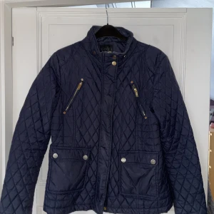 Jacka  - En blå jacka som är använd med fortfarande i bra skick 