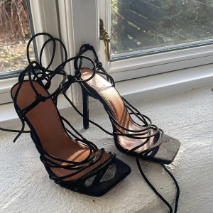 Klackar - Skitsnygga klackar från Asos, aldrig använda. Snöras upp längs med vristen typ