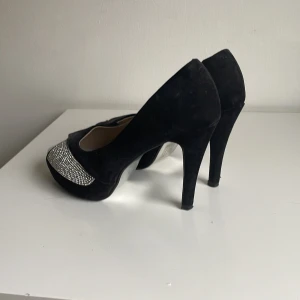 Klackskor - Dessa klackskor har används 3 gånger och är i skick 7/10 väldigt bekväma 