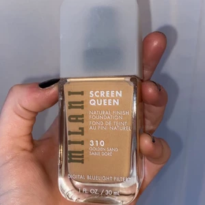 Milani Screen Queen Foundation - En helt oöppnad fin foundation som funkar jättebra till sommaren. Innehåller SPF! Fick den skickad från Milani själva, men färgen passade inte mig! VEGANSK+CRUELTYFREE