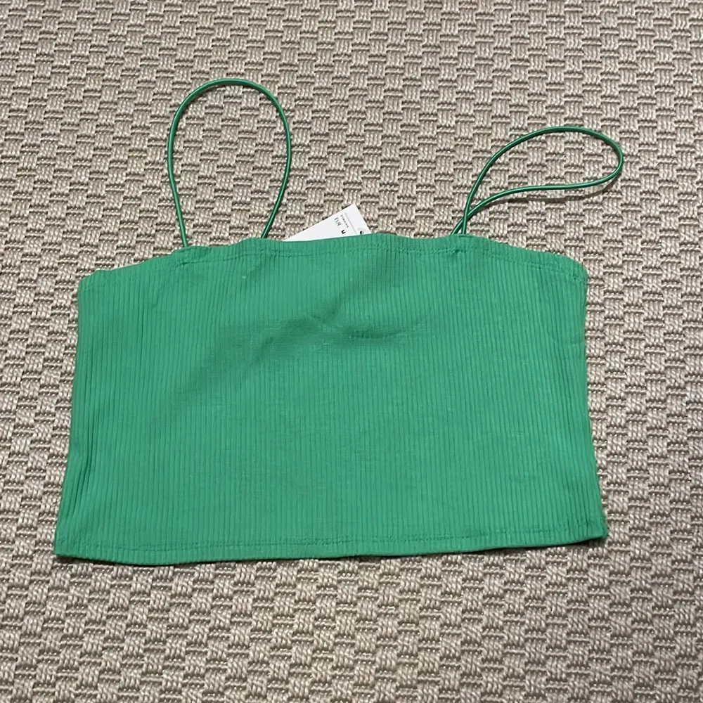 Säljer mitt ribbade gröna linne. Helt nytt med lapp kvar. Köpte det från hm för 99kr. Är medium men passar också small. . Toppar.