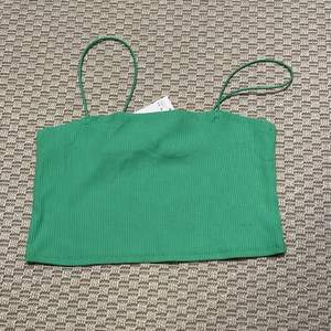 Säljer mitt ribbade gröna linne. Helt nytt med lapp kvar. Köpte det från hm för 99kr. Är medium men passar också small. 