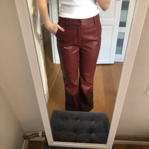 Skinnbyxor - Röda Skinnbyxor ifrån Ginatricot 🙌🏻 i storlek 34 🤩 100kr plus frakten som kostar 66kr. Använda 1 gång och i superfint skick!!