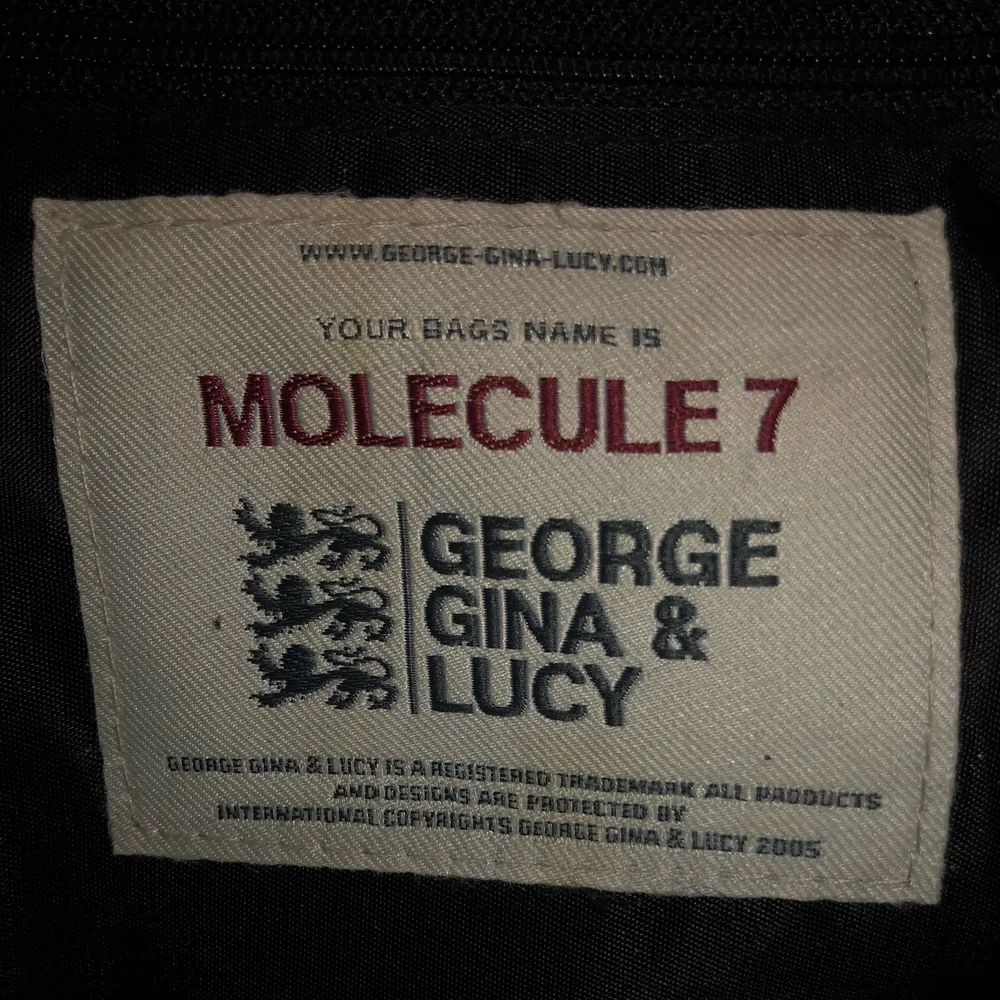 Väska från George gina & lucy✨ Perfekt skick! Ca 35 cm bredd och 24 cm djup. Väskor.