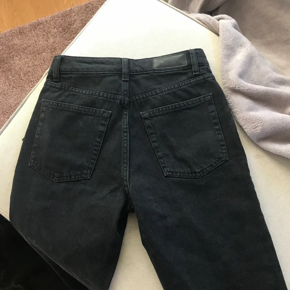 Svarta jeans (lite urtvättad stil) från bikbok, Never denim, high waist, straight legs. Knappt använda, då dom är aningen små i midjan för mig. Ingen stretch på dessa, strl 26. Perfekta i längden, jag är 1.60 cm. Nypris 599kr, säljer för 200+ frakt. 🌸. Jeans & Byxor.