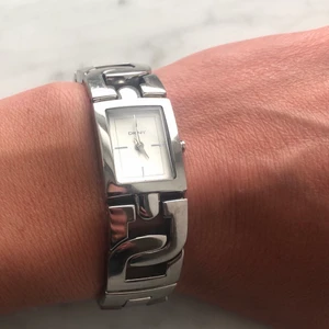 DKNY watch - Elegant DKNY watch which is in a very good condition. The bracelet shows signs of usage (tiny scratches as pictured)
