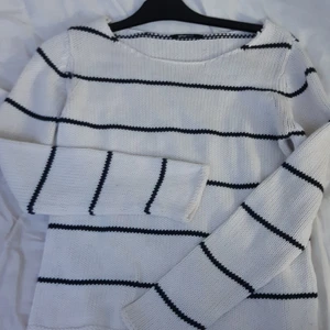 Randig stickad tröja - En väldigt mysig stickad tröja❤ med svarat ränder tvättas såklart innan leverans☺